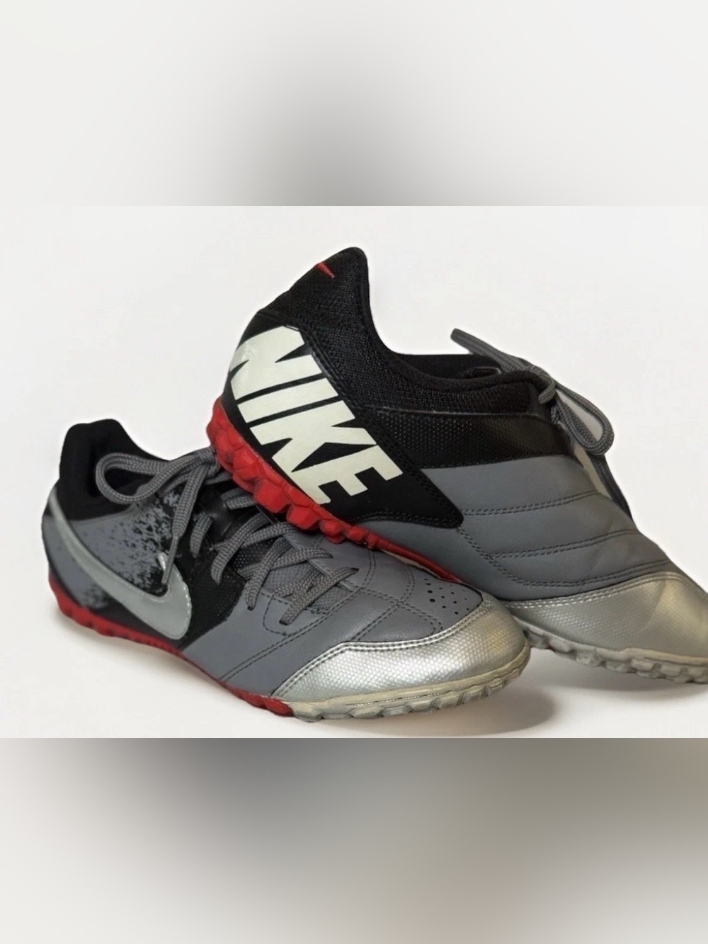 Nike Bomba Turf Soccer Shoes Size 5.5 Youth Gray Red Black 415128-005 - Picture 2 of 6